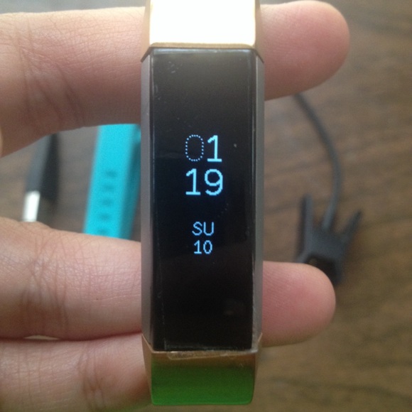 Fitbit Alta with gold strap - Picture 2 of 7